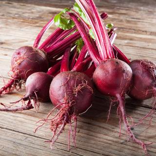 Bete rot mit Grün im Bund